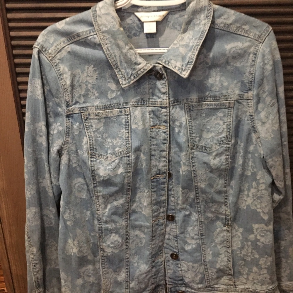 Jacket with buttons and pockets
